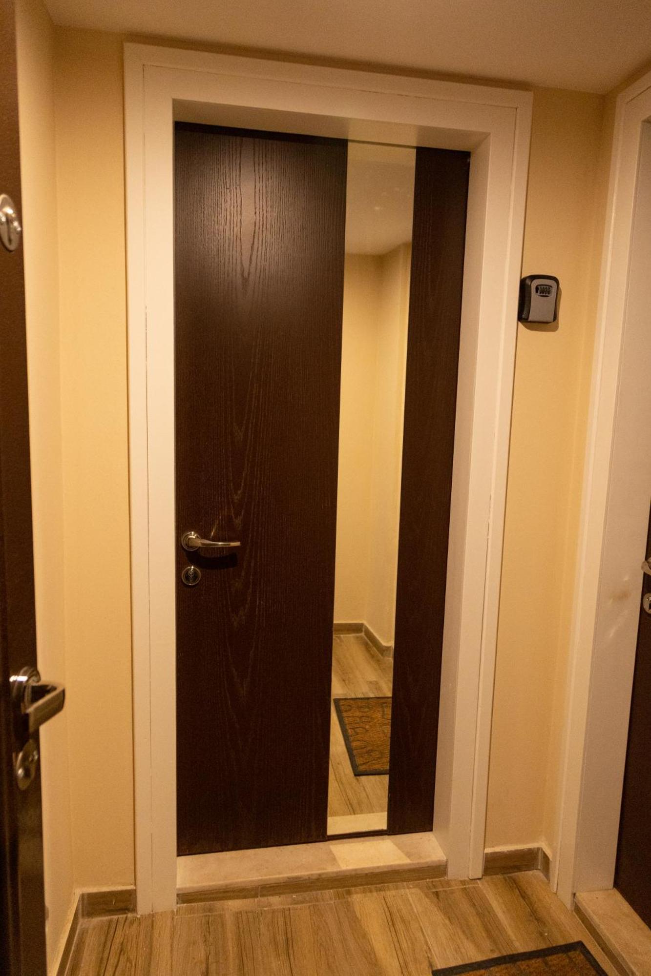 Cozy Loft-Blloku Downtown Hotel Tiranë Ngoại thất bức ảnh